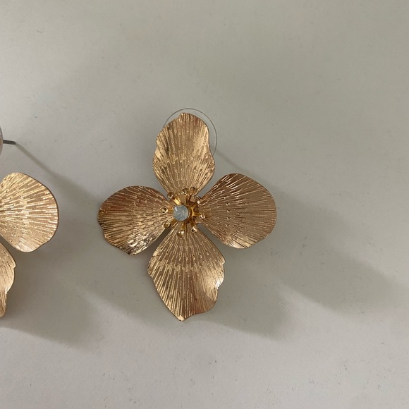 gorgeous gold flower earrings, brand new never worn! so so pretty! - Picture 3 of 7
